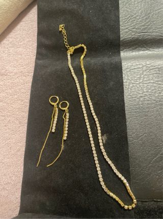 Conjunto de pendiente y colgante.
