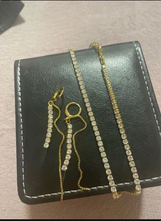 Conjunto de pendiente y colgante.