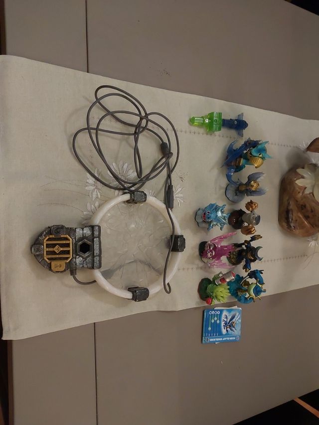 Figuras y base de juego skylanders ps4