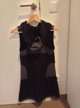 Vestido ajustado con capucha