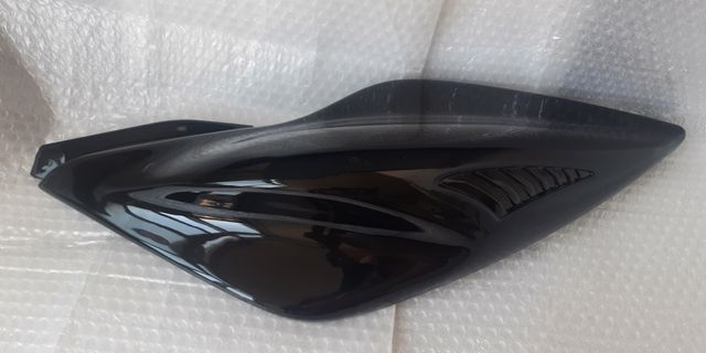 TAPA TRASERA IZQUIERDA BAJO ASIENTO YAMAHA AEROX