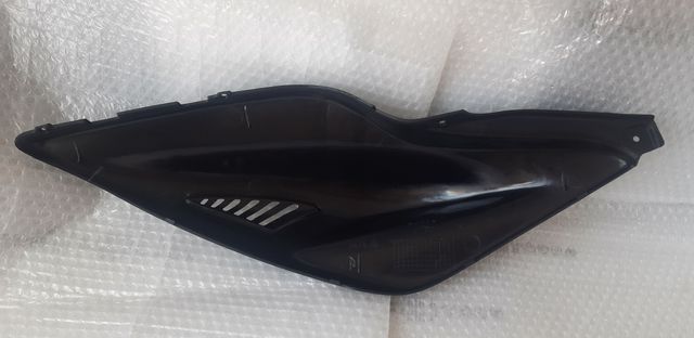 TAPA TRASERA IZQUIERDA BAJO ASIENTO YAMAHA AEROX