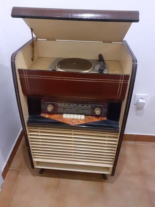 Radio tocadiscos antiguo