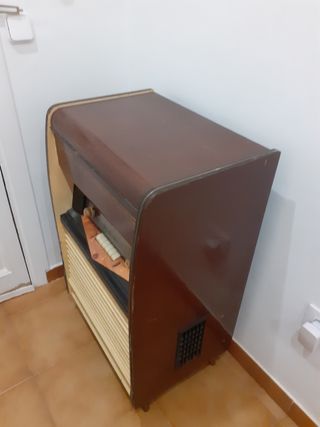 Radio tocadiscos antiguo