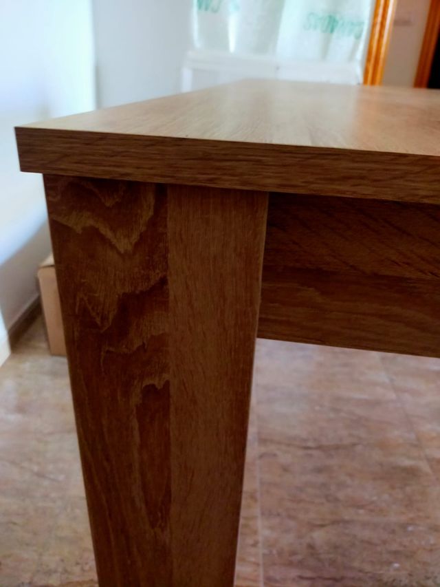 Mesa de comedor sin estrenar.