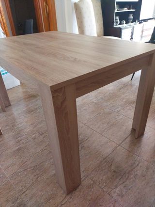 Mesa de comedor sin estrenar.