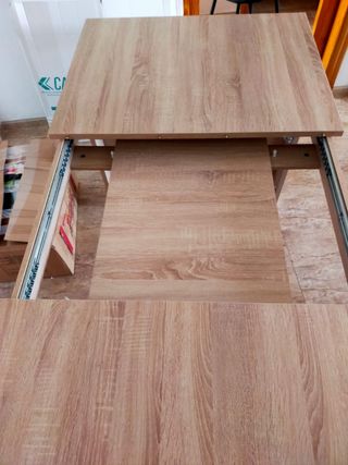 Mesa de comedor sin estrenar.