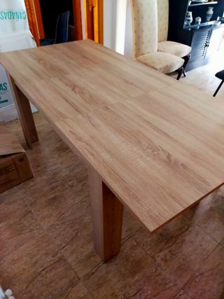 Mesa de comedor sin estrenar.