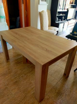 Mesa de comedor sin estrenar.