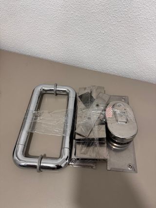Cerradura puerta de cristal de negocios
