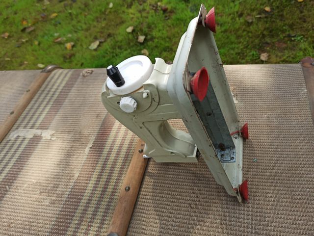 Antigua máquina coser de juguete