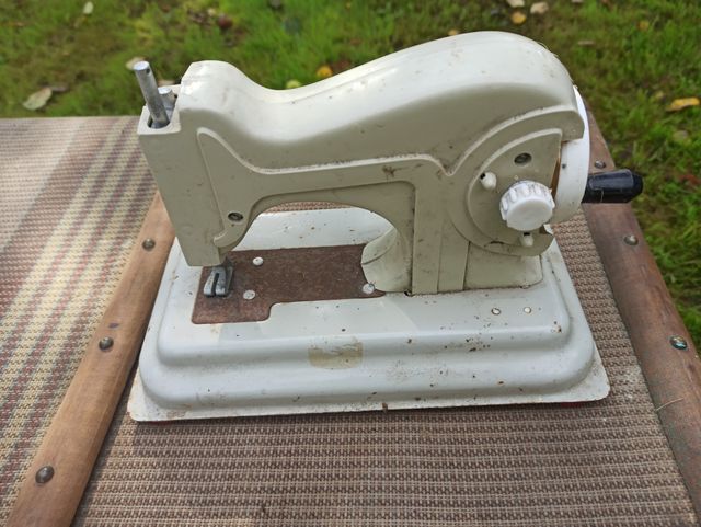 Antigua máquina coser de juguete