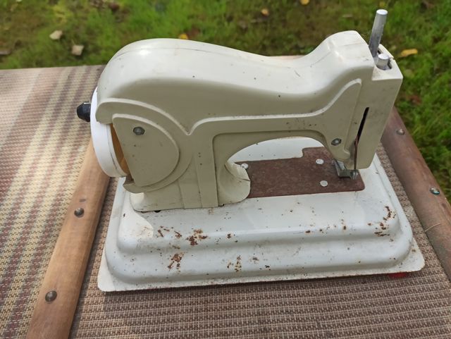 Antigua máquina coser de juguete