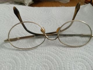 Y además gafas chapadas en oro