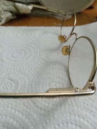 Y además gafas chapadas en oro