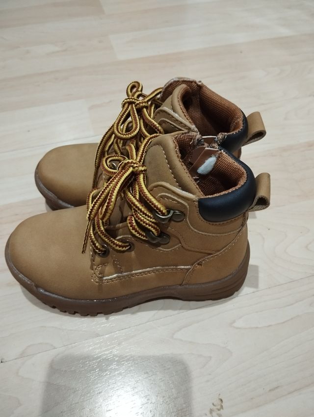 Botines mostaza niño talla 23 