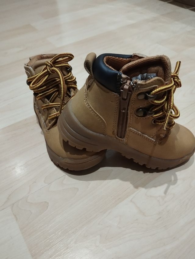 Botines mostaza niño talla 23 