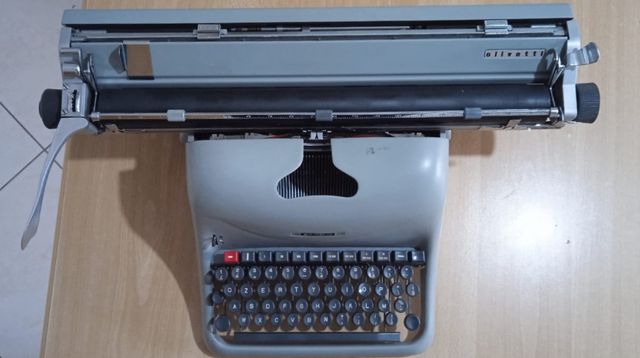 Macchina da scrivere Olivetti Lexikon 80