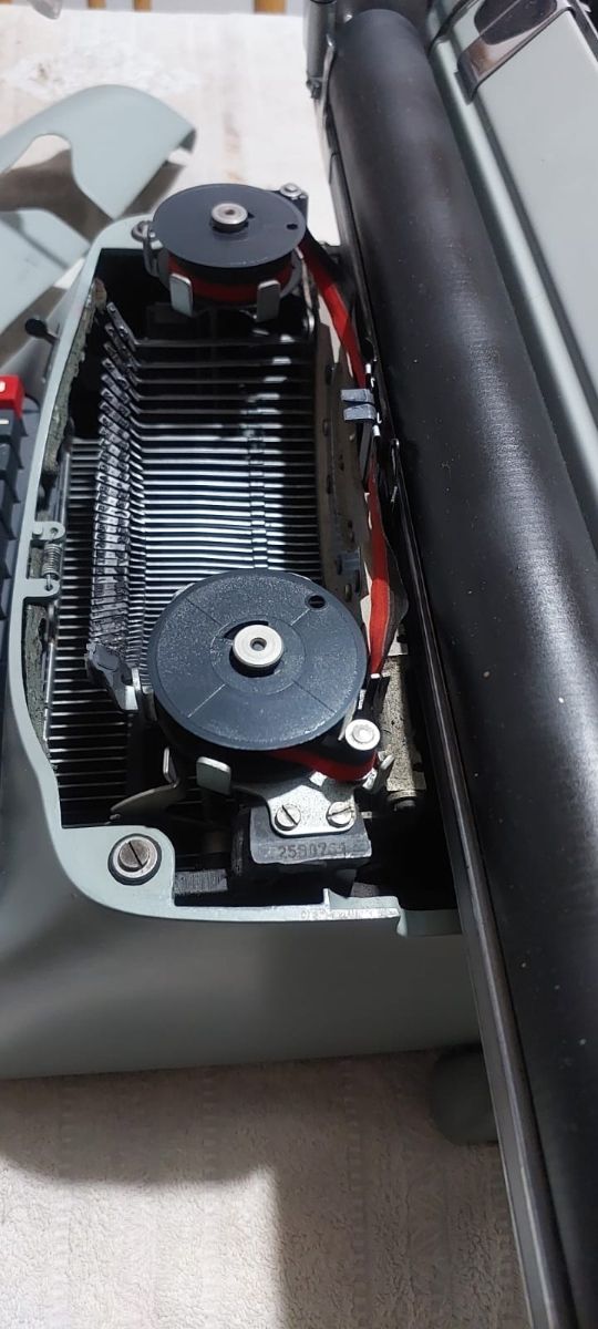 Macchina da scrivere Olivetti Lexikon 80