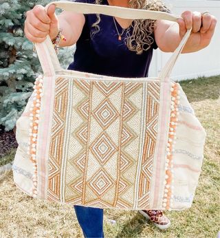 Bolso Tote Grande con Detalles de Abalorios