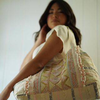 Bolso Tote Grande con Detalles de Abalorios