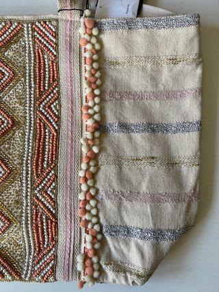 Bolso Tote Grande con Detalles de Abalorios