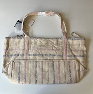 Bolso Tote Grande con Detalles de Abalorios