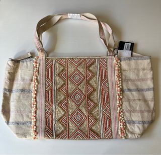 Bolso Tote Grande con Detalles de Abalorios