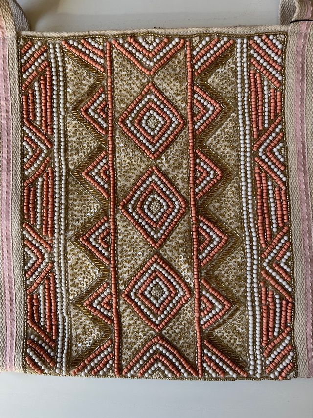 Bolso Tote Grande con Detalles de Abalorios