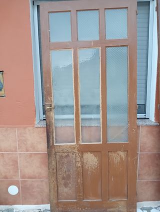 Antigua puerta de madera maciza 