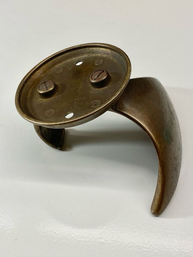 CUELGA ROPA DE BRONCE ANTIGUO AÑOS 50 60