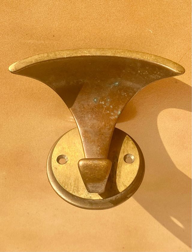 CUELGA ROPA DE BRONCE ANTIGUO AÑOS 50 60