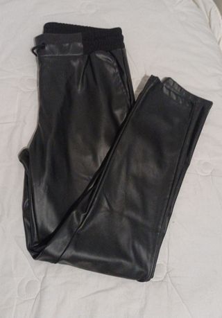 Pantalón de cuero negro básico