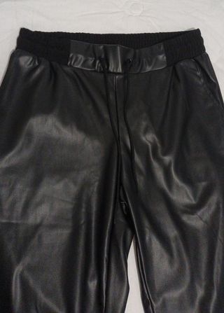 Pantalón de cuero negro básico