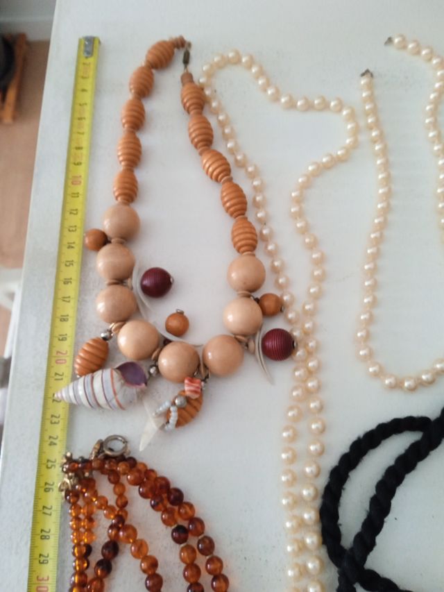 Lote collares bisutería perlas, madera