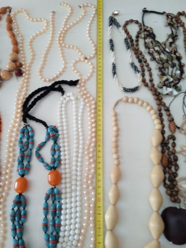 Lote collares bisutería perlas, madera