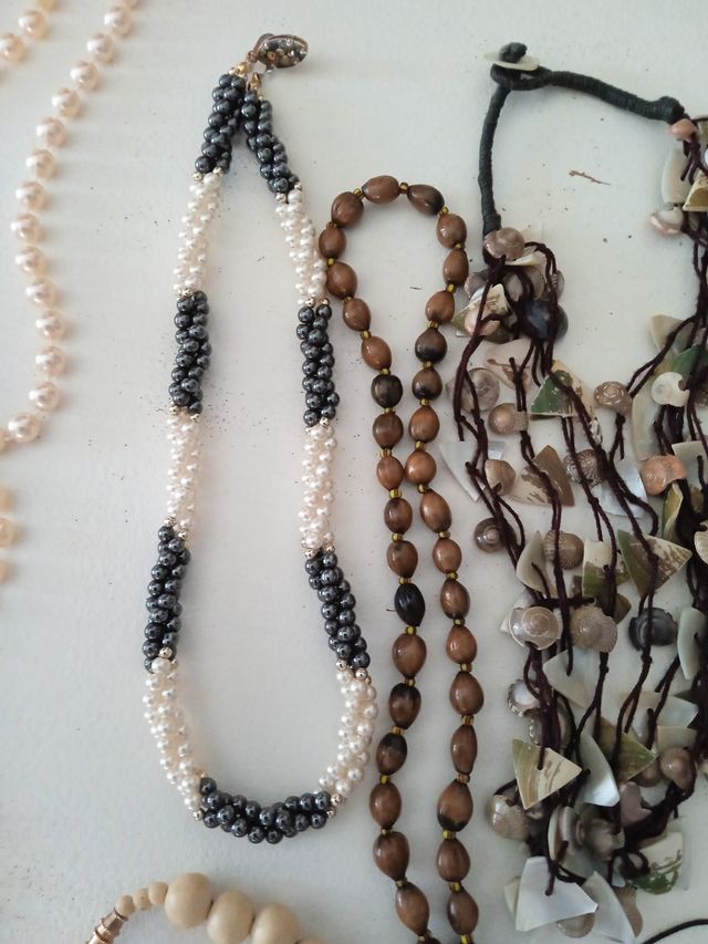 Lote collares bisutería perlas, madera