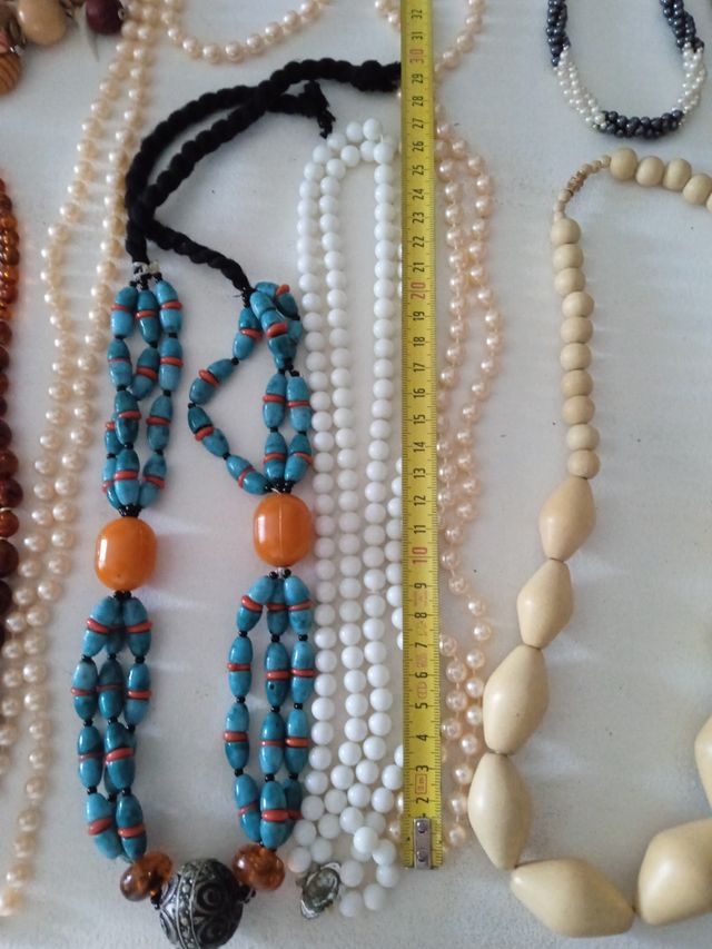 Lote collares bisutería perlas, madera