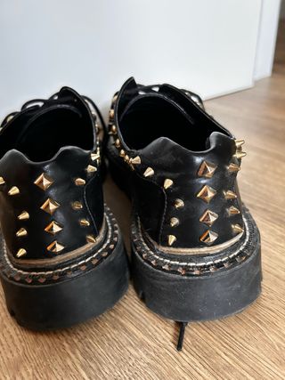 Zapatos tachuelas