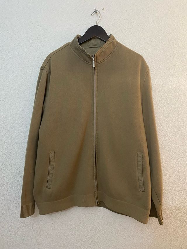 Chaqueta con cremallera para hombre.