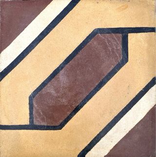 Azulejo marrón, amarillo y blanco