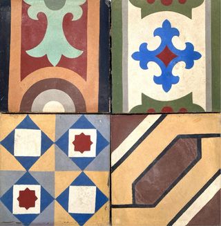 Azulejo marrón, amarillo y blanco