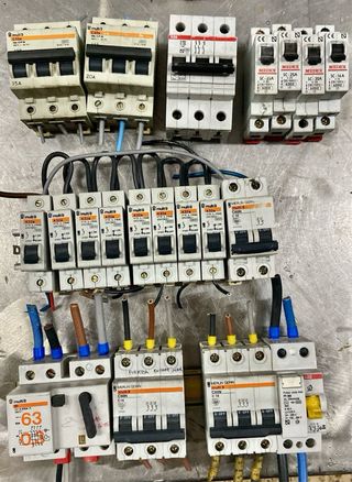 Elementos eléctricos, cuadros, automáticos..