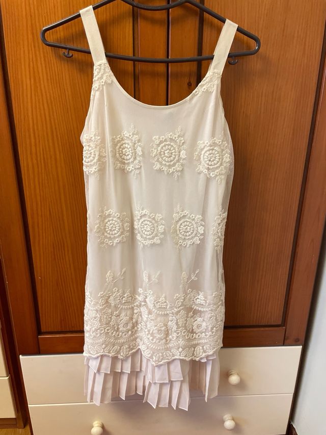 Vestido de tirantes con encaje