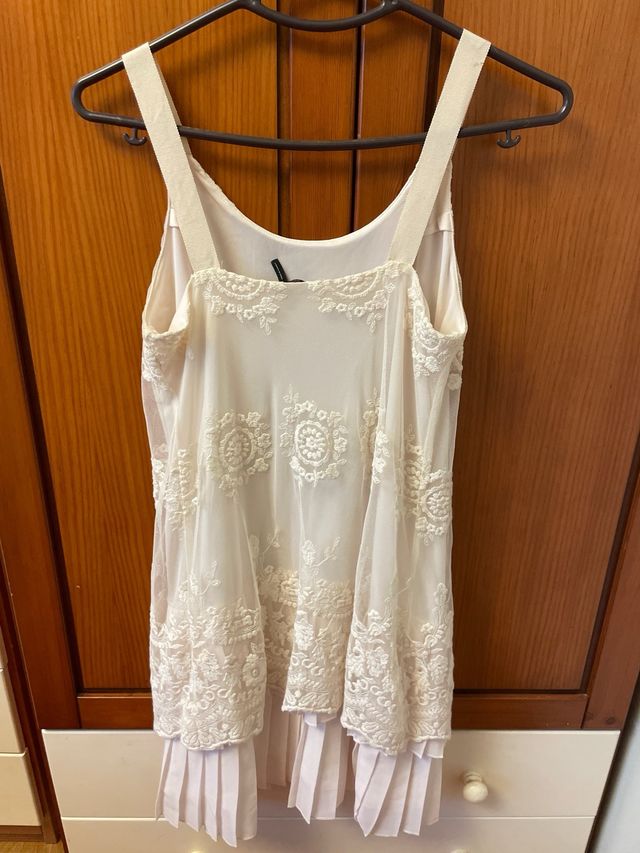Vestido de tirantes con encaje