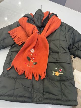 Piumino bimba con sciarpa 