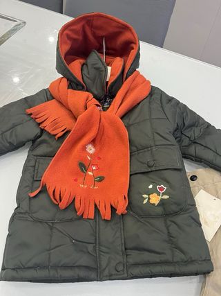 Piumino bimba con sciarpa 
