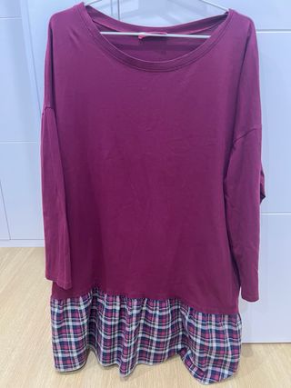 Vestido corto tipo camiseta con bajo cuadros