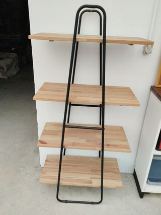 Estante de hierro y madera