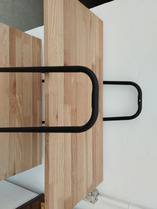 Estante de hierro y madera